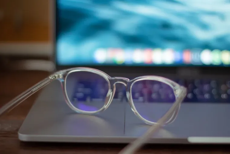 Lunettes de vue avec verres anti lumière bleue chez Plus Belle Ma Vue opticien à Marseille, Marseille, Plus Belle Ma Vue